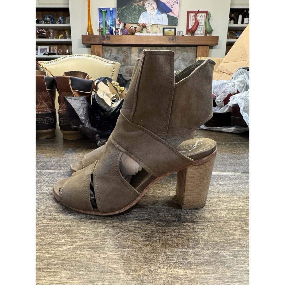 Free People Effie Nubuck Cut Out Block Heel Bootie Size 38 US 7.5 Taupe Peep Toe - Picture 2 of 12